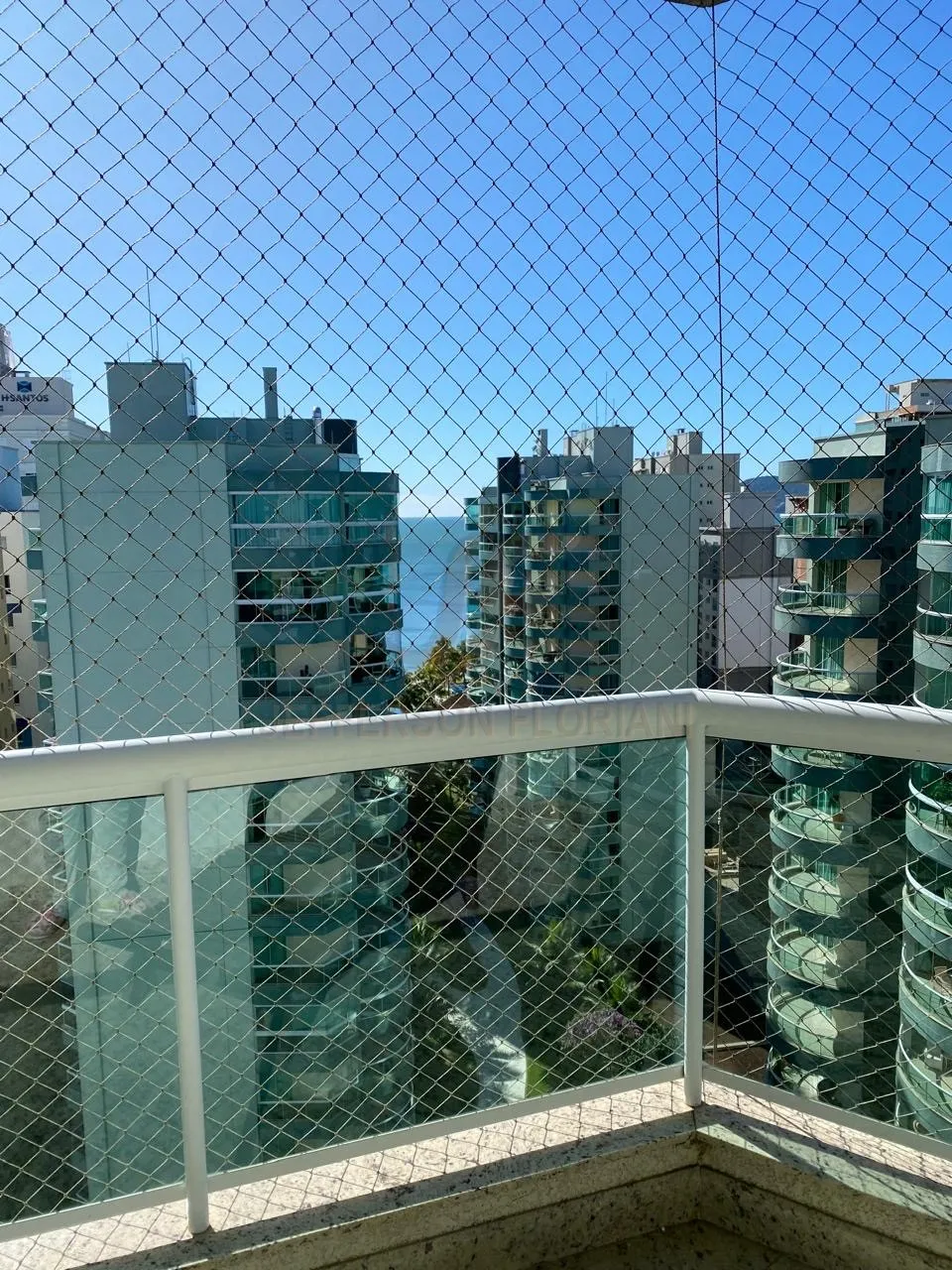 Resort Frente Mar em Meia Praia com 4 suítes