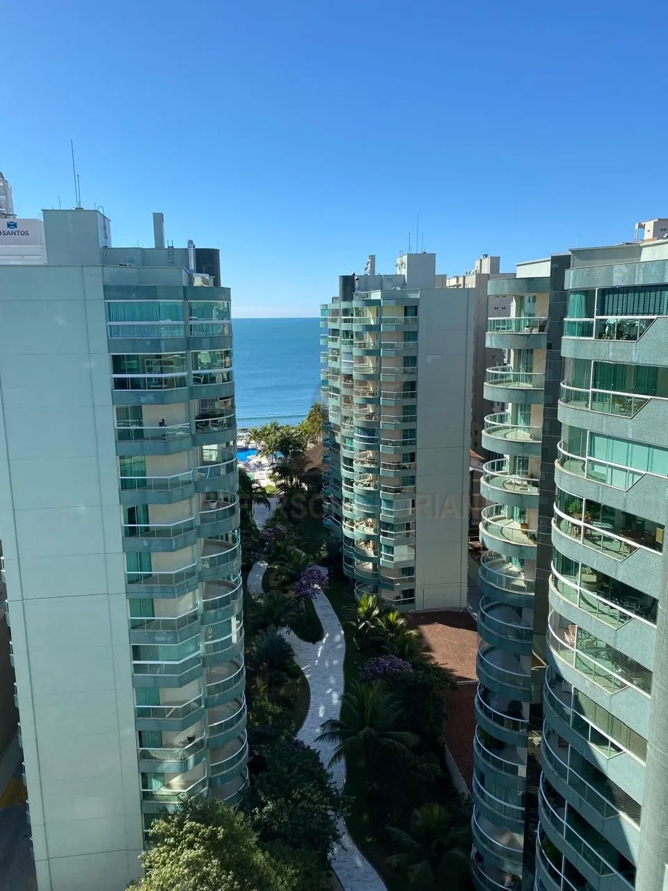 Resort Frente Mar em Meia Praia com 4 suítes