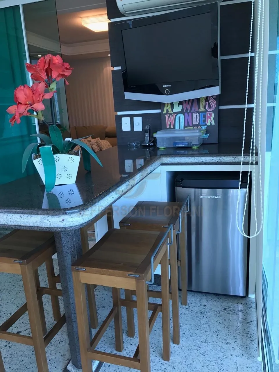 Resort Frente Mar em Meia Praia com 4 suítes