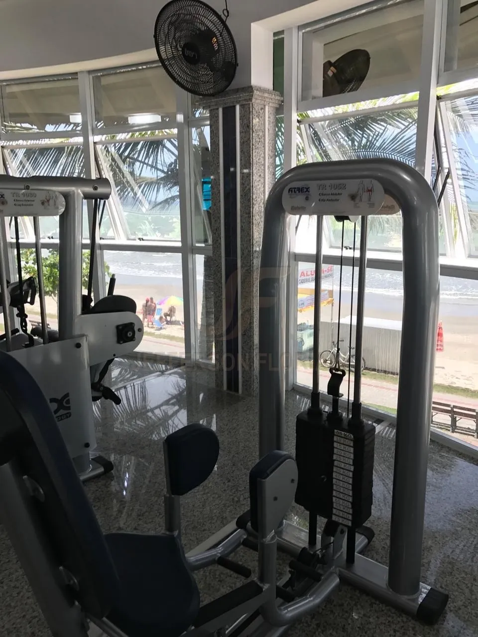 Resort Frente Mar em Meia Praia com 4 suítes