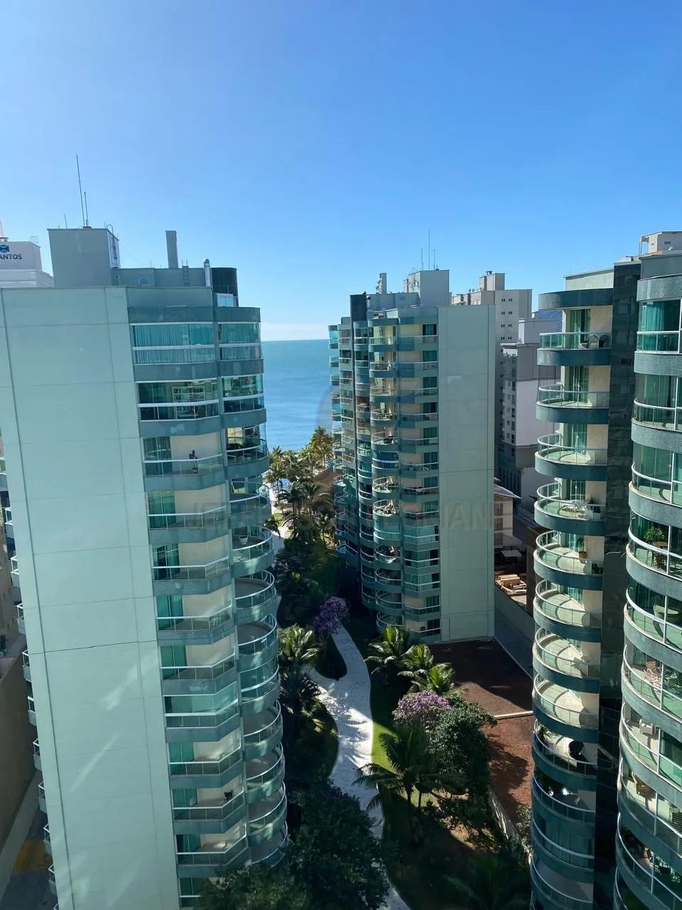 Resort Frente Mar em Meia Praia com 4 suítes