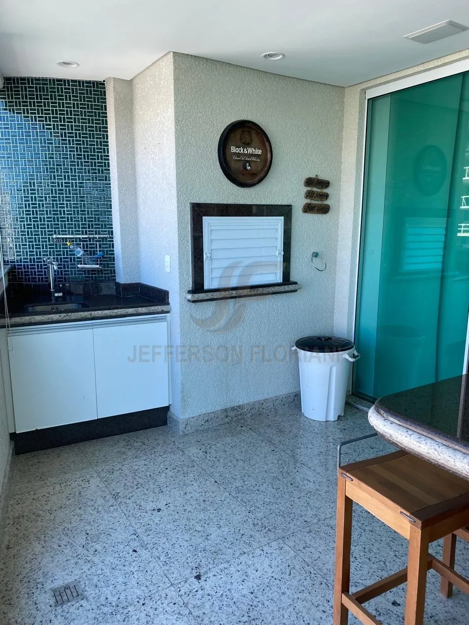 Resort Frente Mar em Meia Praia com 4 suítes