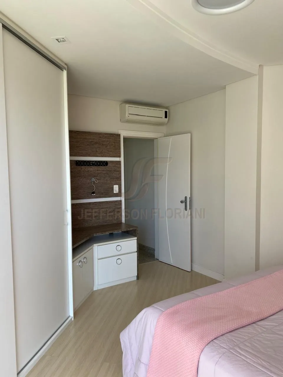 Resort Frente Mar em Meia Praia com 4 suítes