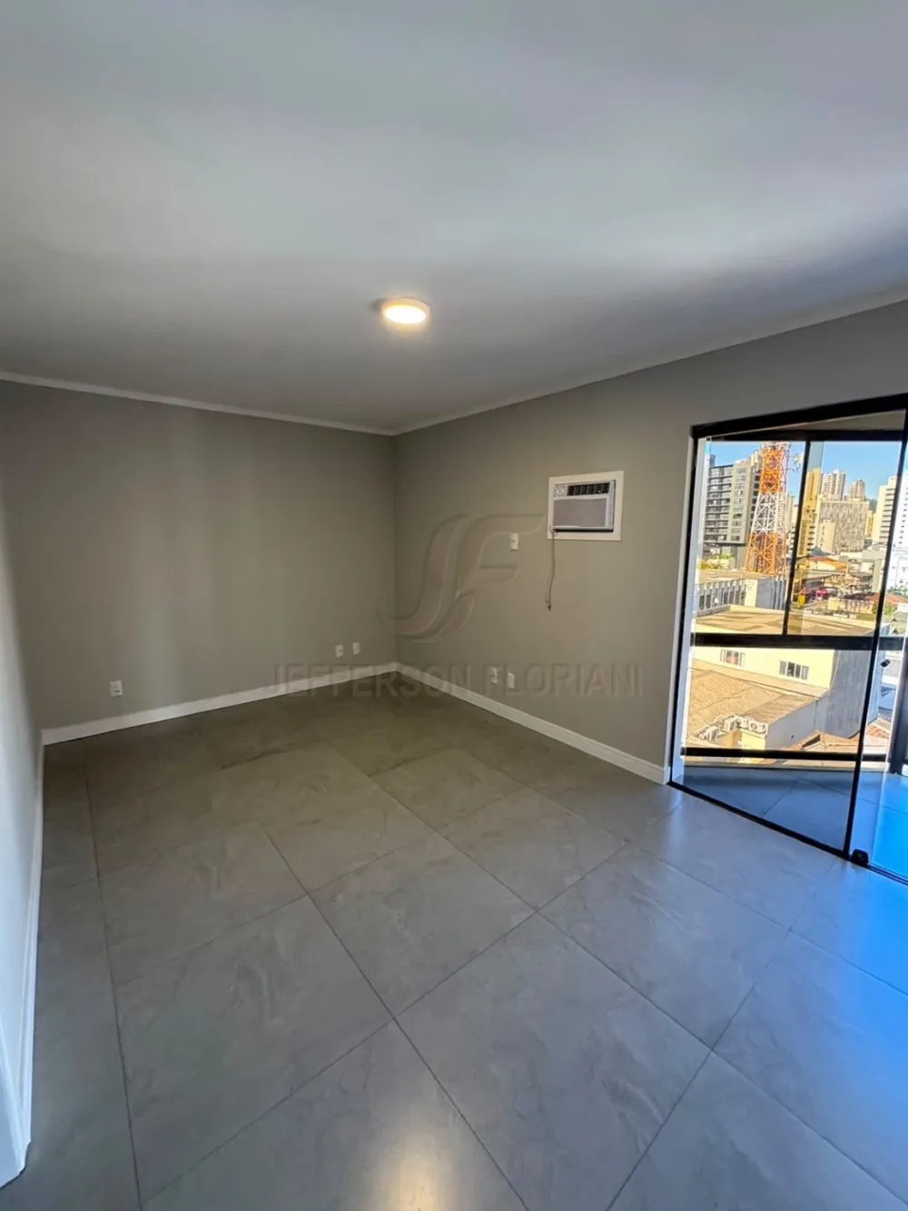 Apartamento Amplo no coração de Itajai ao Lado da Igreja Matriz com 170 m2 sendo 1 suíte + 2 Dorm