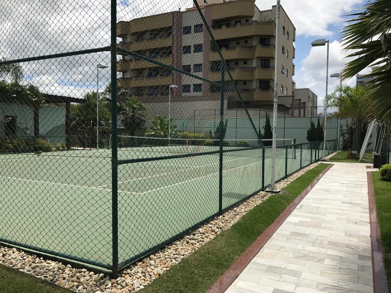 Resort Frente Mar em Meia Praia com 4 suítes