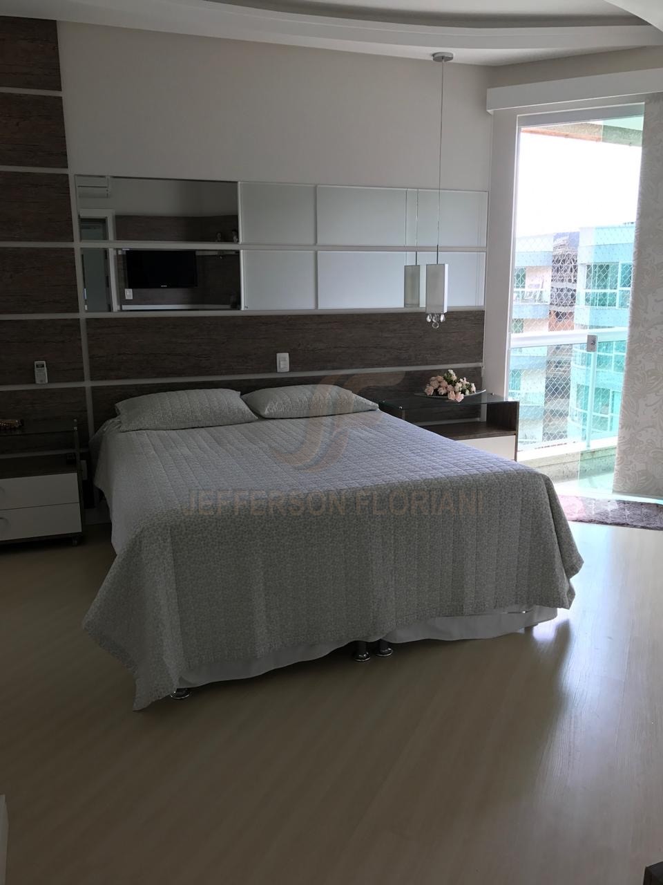 Resort Frente Mar em Meia Praia com 4 suítes