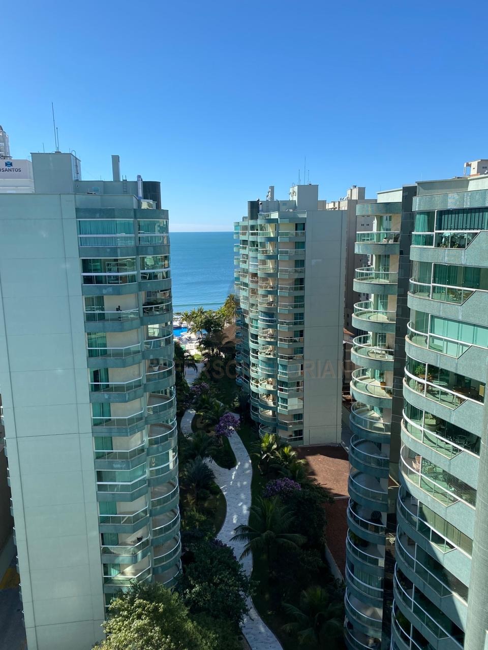 Resort Frente Mar em Meia Praia com 4 suítes