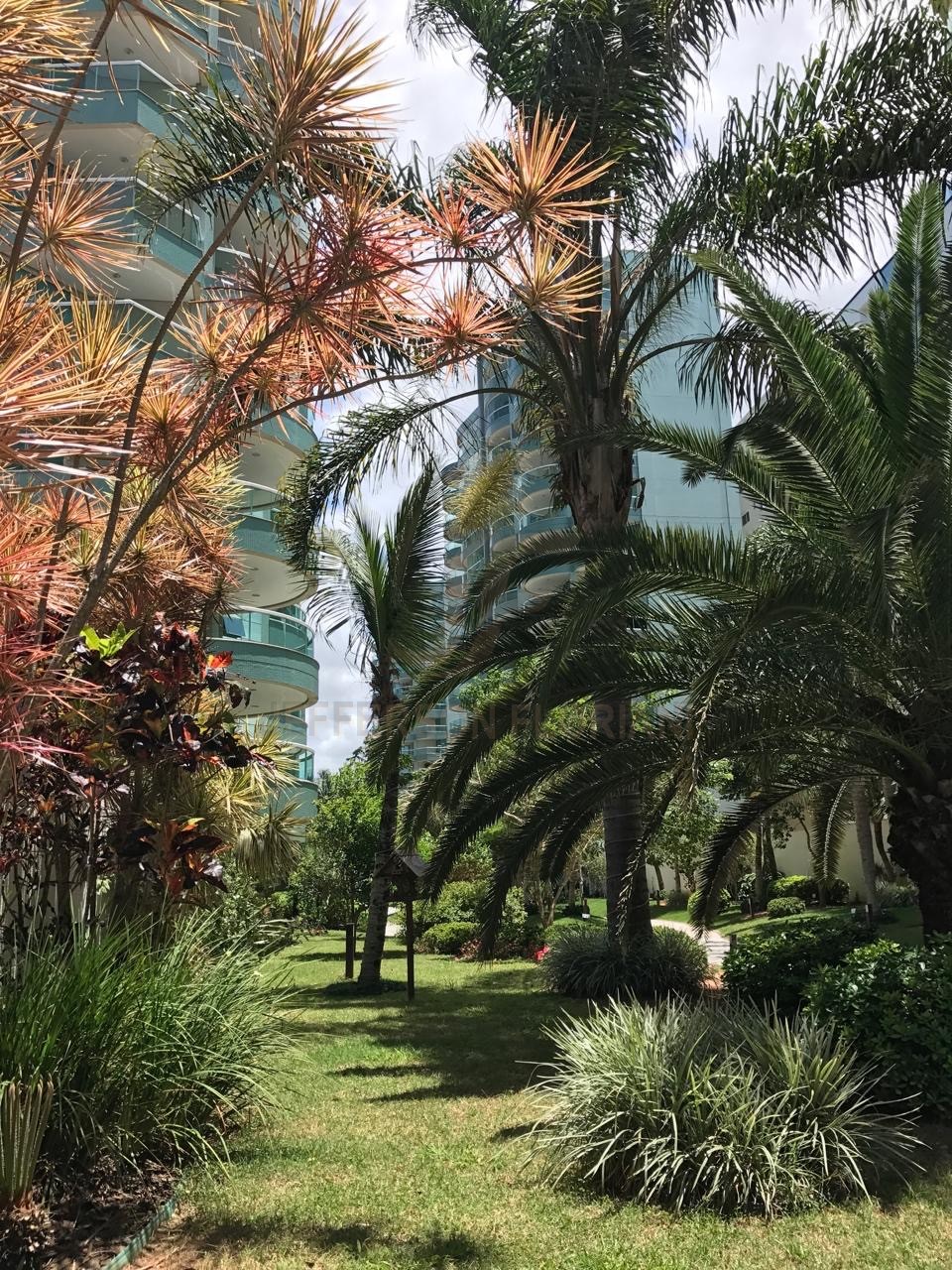 Resort Frente Mar em Meia Praia com 4 suítes