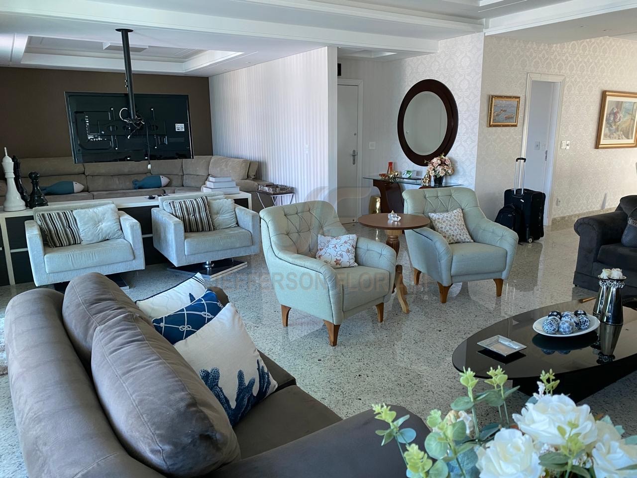 Resort Frente Mar em Meia Praia com 4 suítes