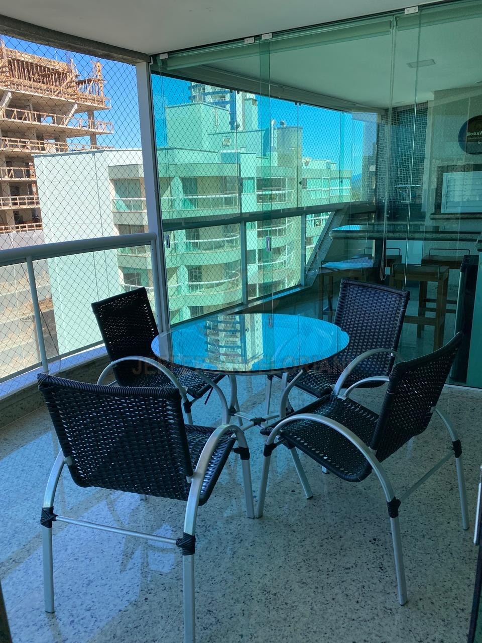 Resort Frente Mar em Meia Praia com 4 suítes