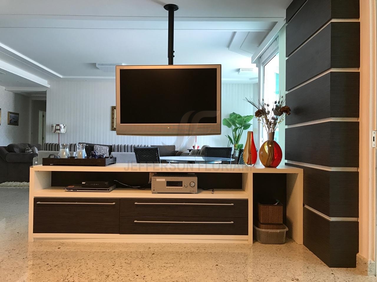 Resort Frente Mar em Meia Praia com 4 suítes