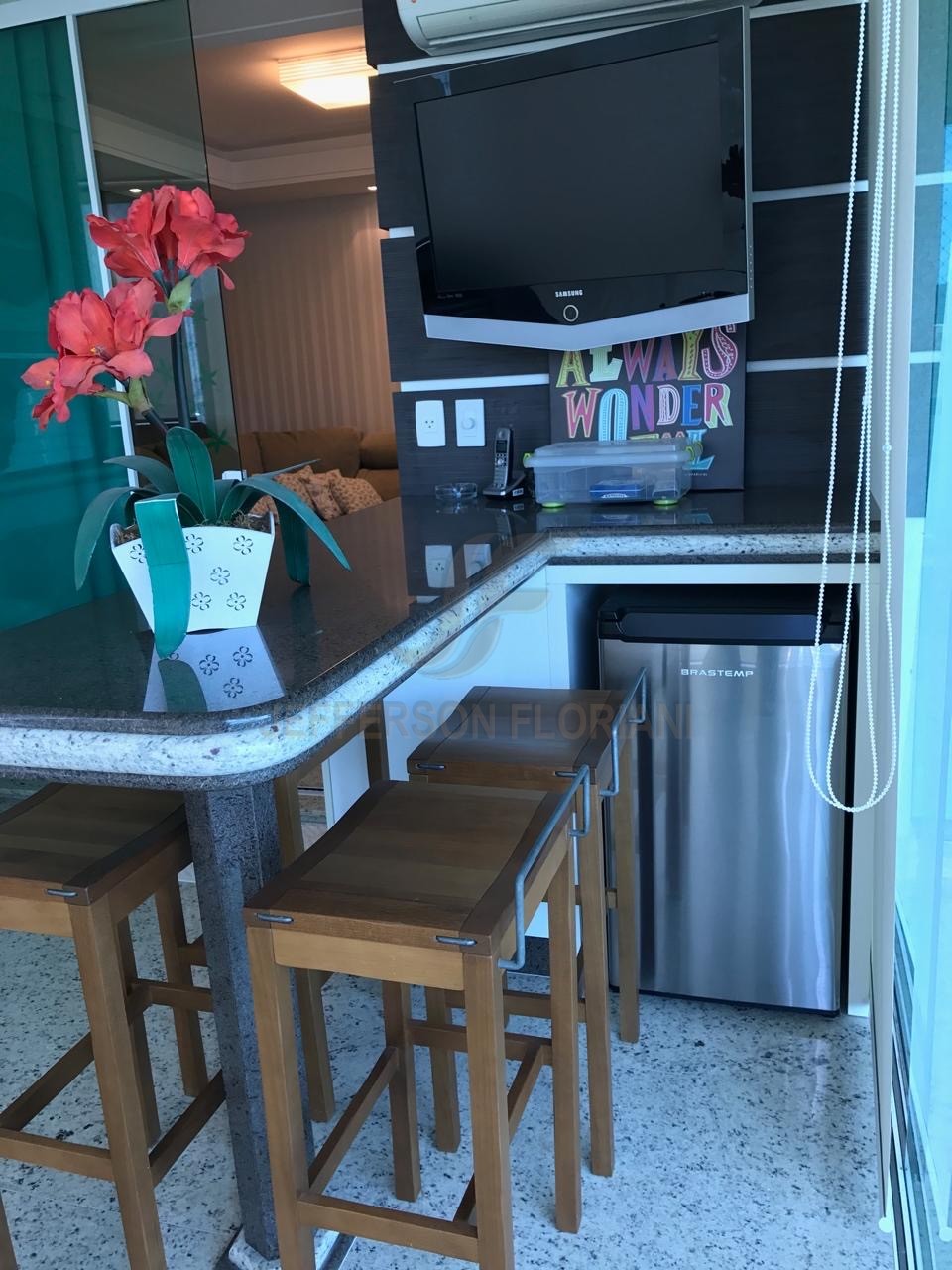 Resort Frente Mar em Meia Praia com 4 suítes