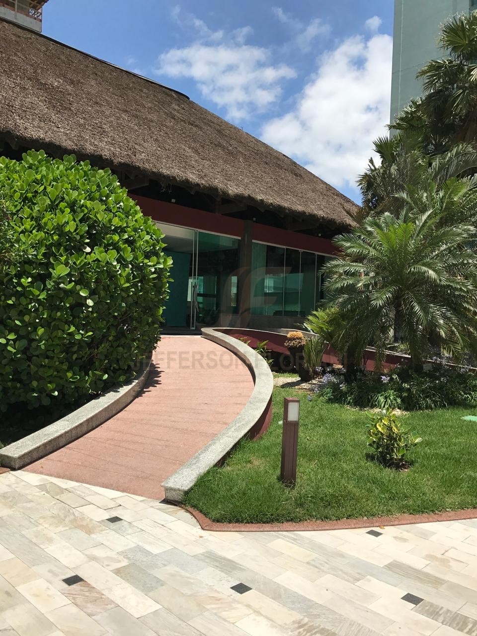 Resort Frente Mar em Meia Praia com 4 suítes