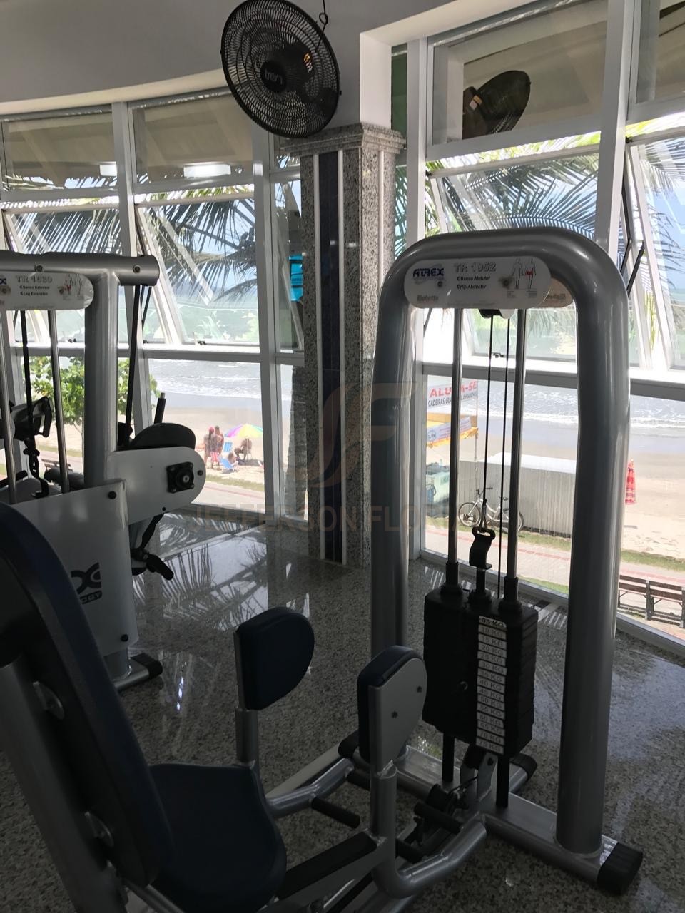 Resort Frente Mar em Meia Praia com 4 suítes