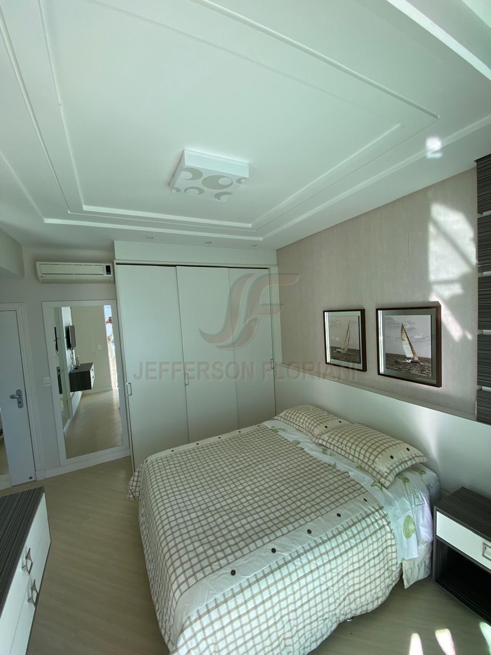 Resort Frente Mar em Meia Praia com 4 suítes