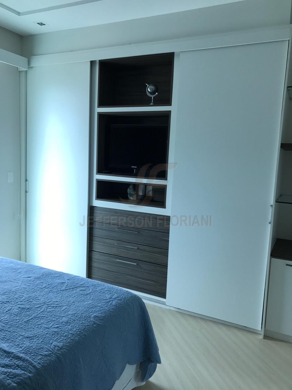 Resort Frente Mar em Meia Praia com 4 suítes