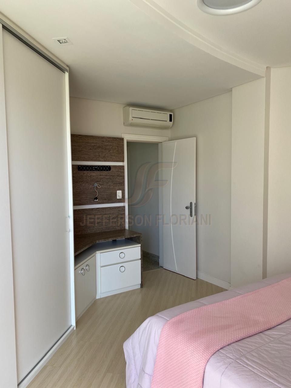 Resort Frente Mar em Meia Praia com 4 suítes