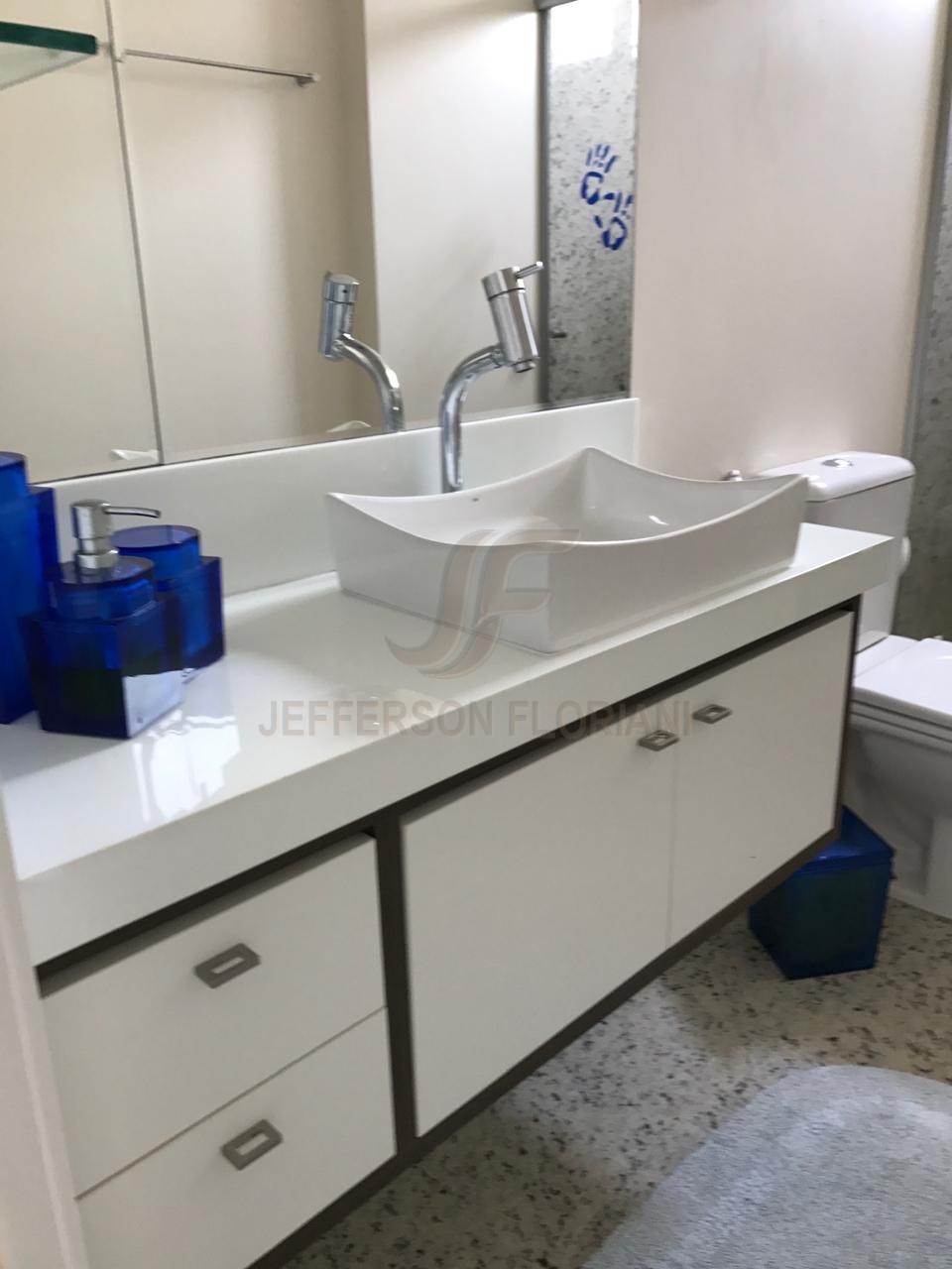 Resort Frente Mar em Meia Praia com 4 suítes