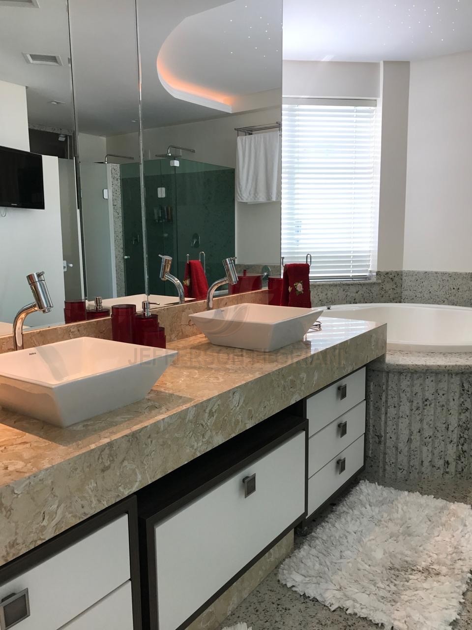 Resort Frente Mar em Meia Praia com 4 suítes