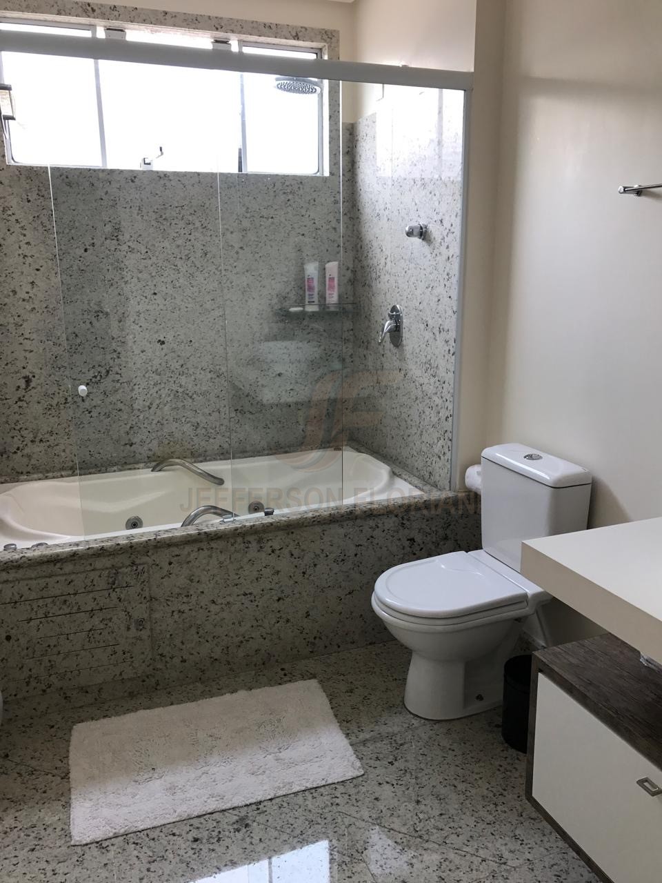 Resort Frente Mar em Meia Praia com 4 suítes