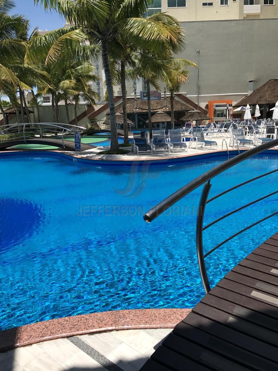 Resort Frente Mar em Meia Praia com 4 suítes