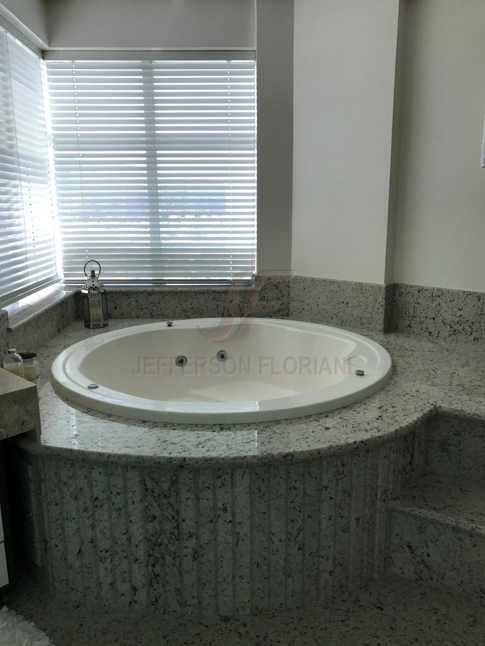 Resort Frente Mar em Meia Praia com 4 suítes