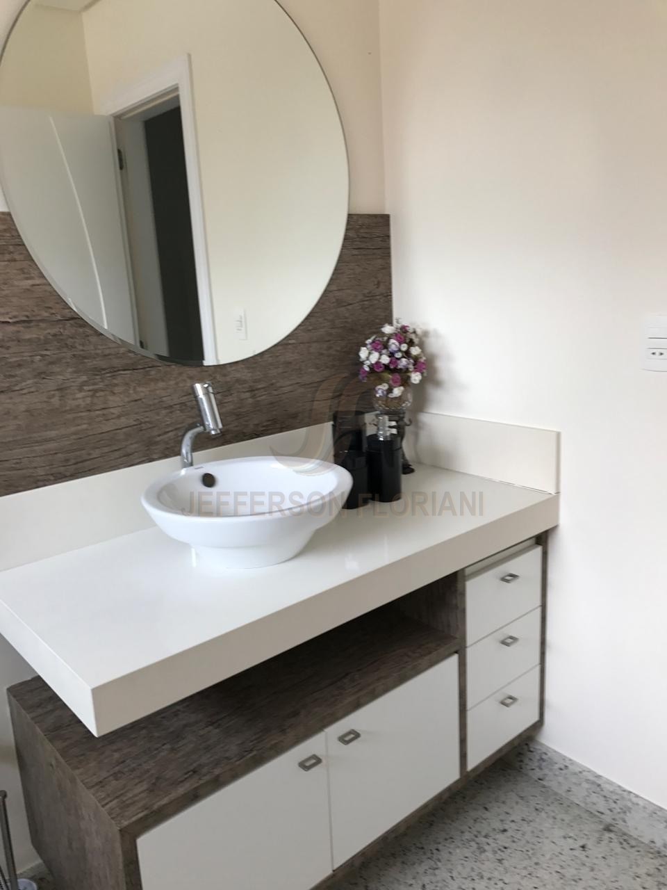 Resort Frente Mar em Meia Praia com 4 suítes