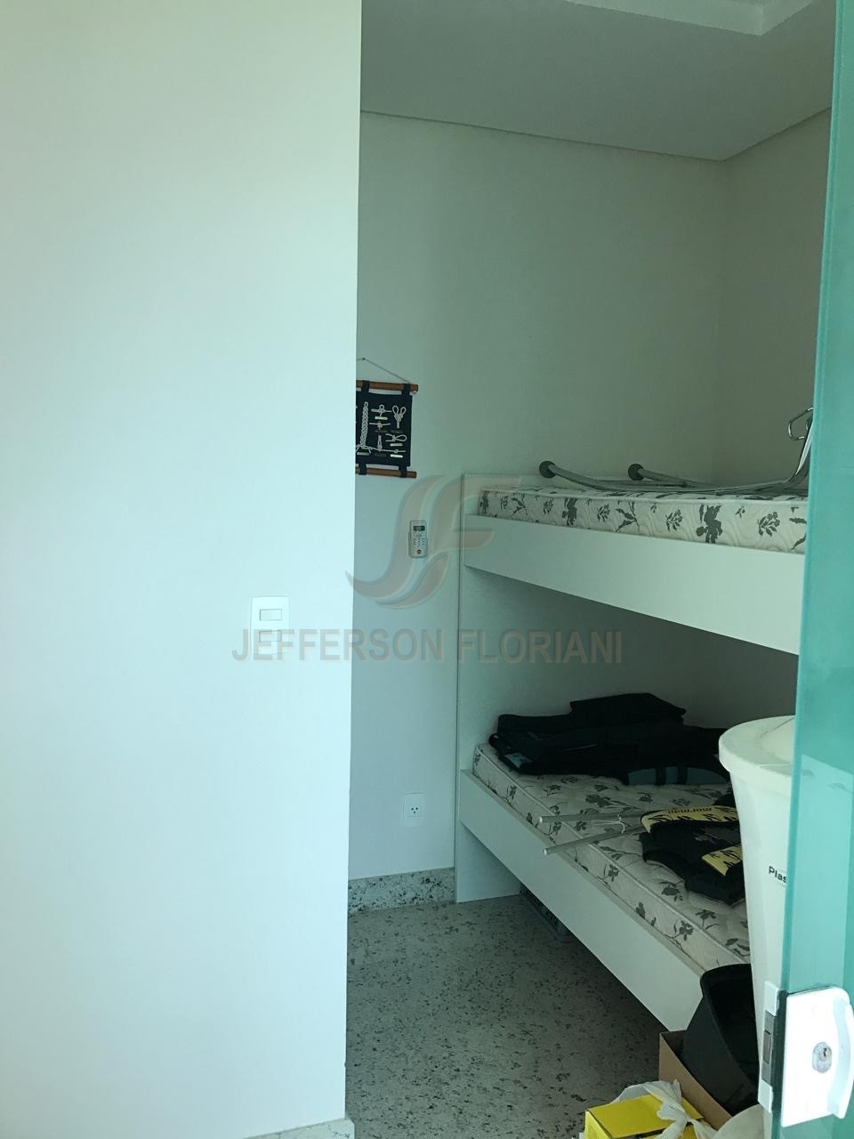 Resort Frente Mar em Meia Praia com 4 suítes