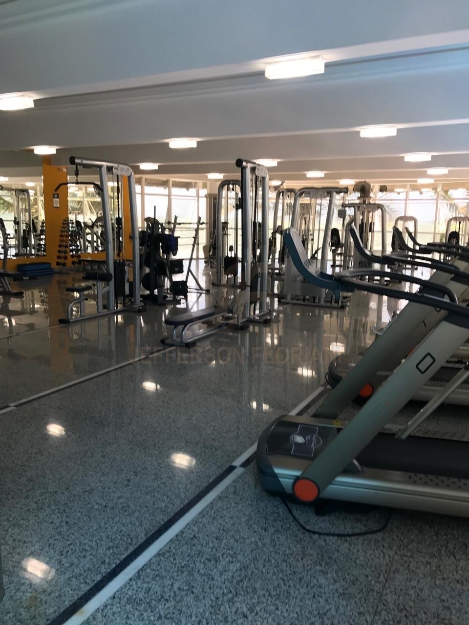 Resort Frente Mar em Meia Praia com 4 suítes