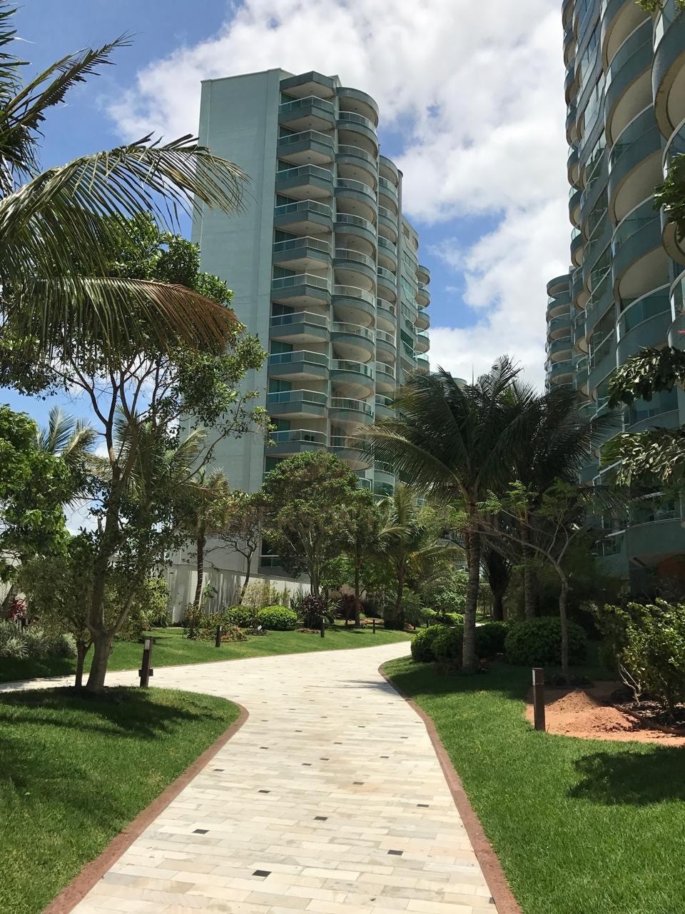 Resort Frente Mar em Meia Praia com 4 suítes