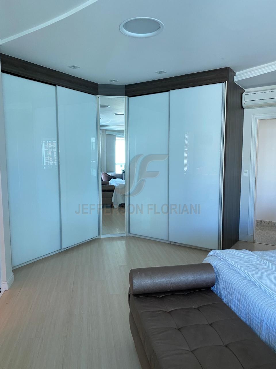 Resort Frente Mar em Meia Praia com 4 suítes