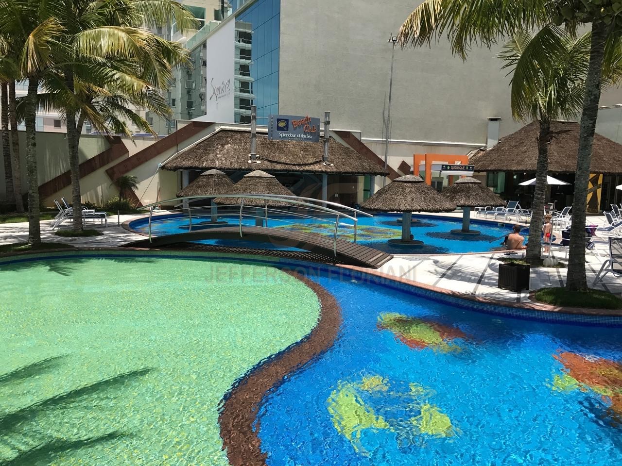 Resort Frente Mar em Meia Praia com 4 suítes