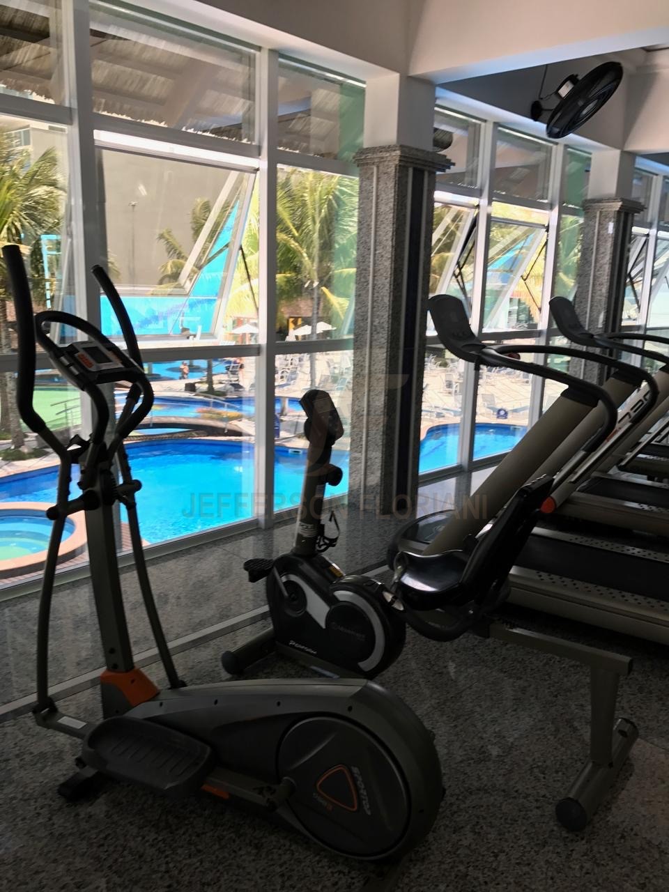 Resort Frente Mar em Meia Praia com 4 suítes