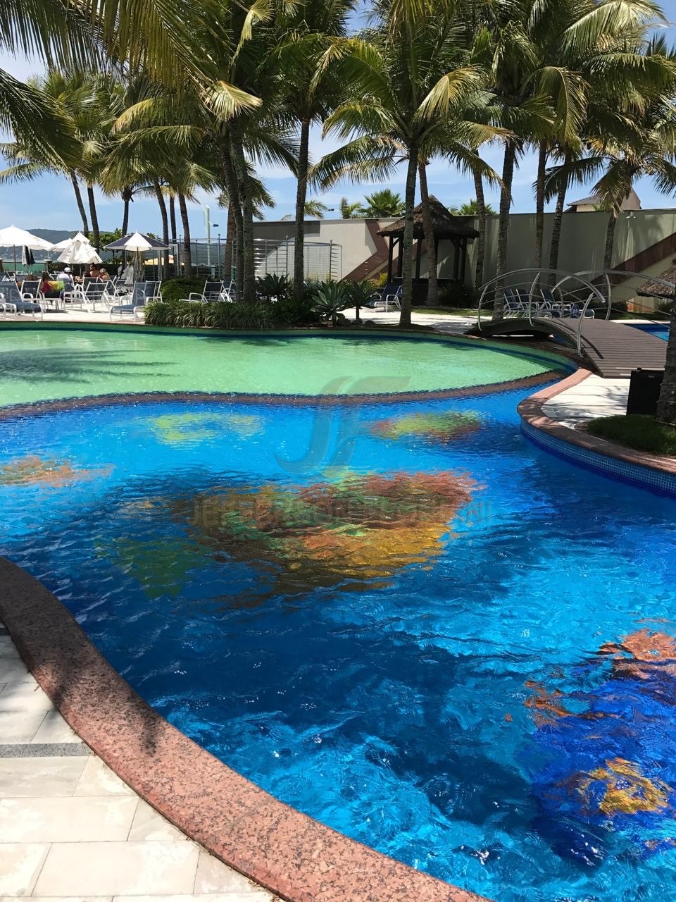 Resort Frente Mar em Meia Praia com 4 suítes