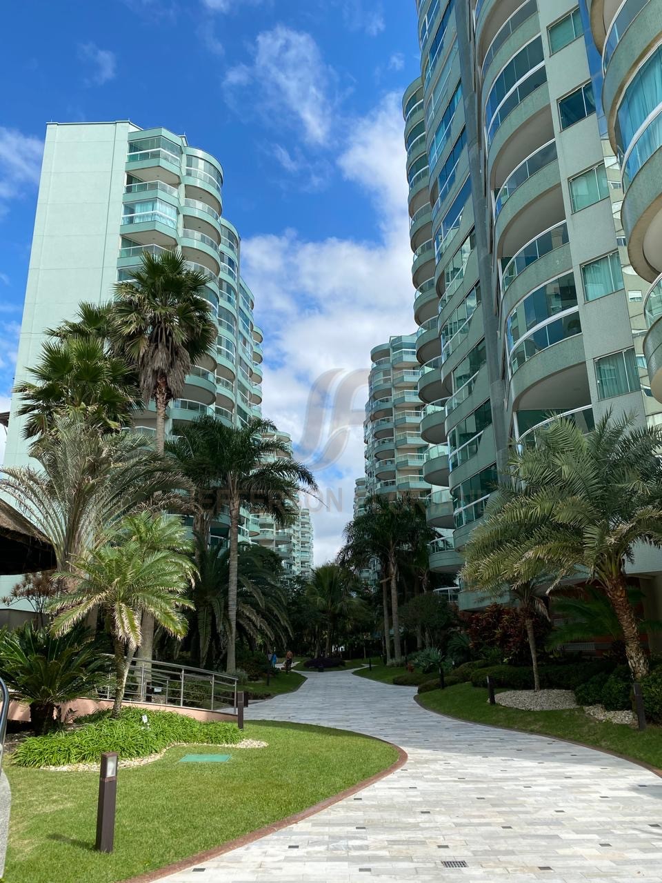 Resort Frente Mar em Meia Praia com 4 suítes