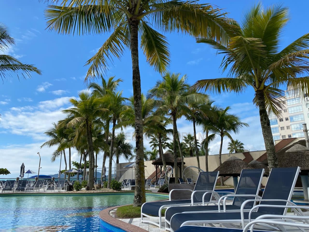 Resort Frente Mar em Meia Praia com 4 suítes