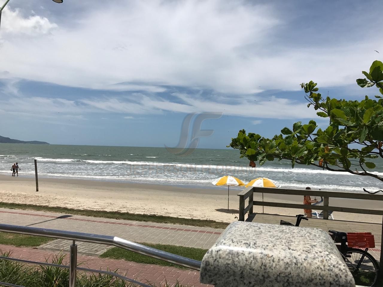 Resort Frente Mar em Meia Praia com 4 suítes