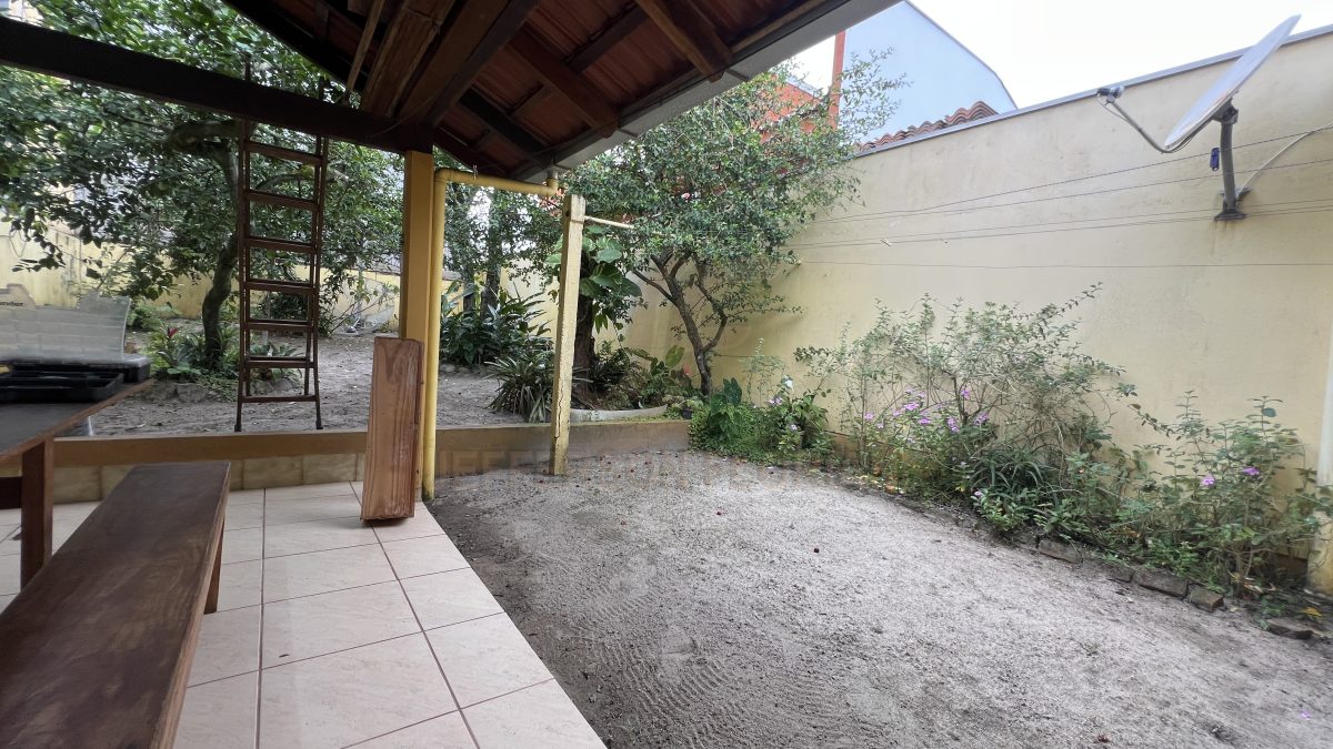 Seu lar em Canto Grande, Casa a poucos metros do Mar 