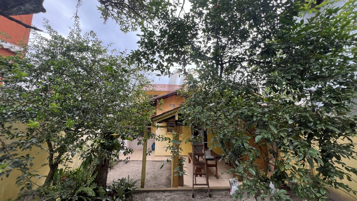 Seu lar em Canto Grande, Casa a poucos metros do Mar 