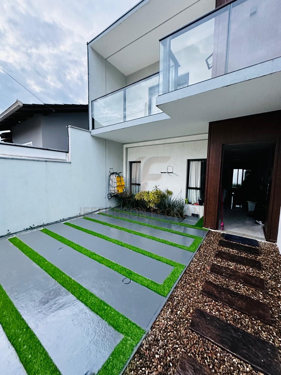 Sobrado Duplex 3 Suítes a 100 Metros do Mar