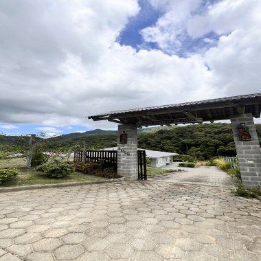 Paraíso a Venda com 2 Casas Novas, Riacho e Lagoa